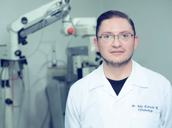 Cirujano oftalmólogo de la Universidad Internacional del Ecuador. Especialista en oftalmología de la Universidad de Ciencias Médicas Holguín de Cuba